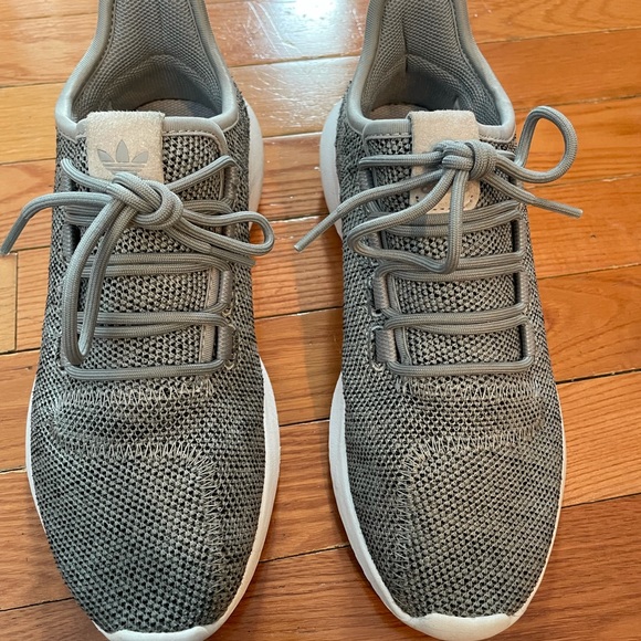 LIKE NEW ADIDAS SNEAKERS - Picture 4 of 4